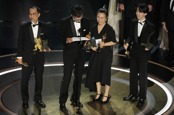 Those Godzilla claw shoes on the Oscars red carpet are just